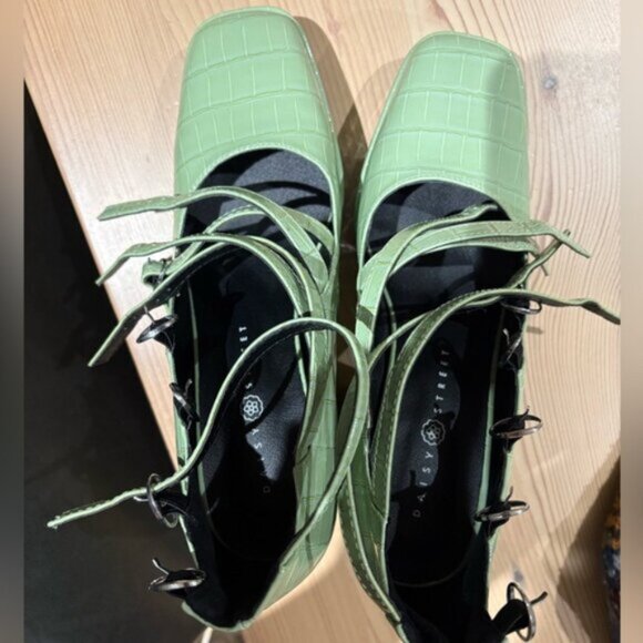 Daisy Street heeled shoes with strap detailing in sage green vinyl - Picture 5 of 13